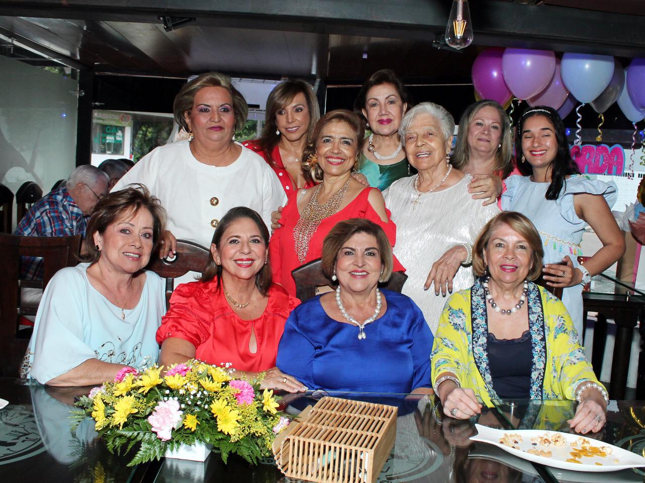 Beatriz Rojas, Nancy de Salas, Rosmery de Chacón y Esneda de Valencia. De pie de izquierda a derecha: Esperanza De Zamora, Fanny Pérez, Ana Cristina Rincón, Olga Bahamon, Bernarda Viatela, Martha Escobar y Tatiana Guevara. Beatriz Rojas, Nancy de Salas, Rosmery de Chacón y Esneda de Valencia. De pie de izquierda a derecha: Esperanza De Zamora, Fanny Pérez, Ana Cristina Rincón, Olga Bahamon, Bernarda Viatela, Martha Escobar y Tatiana Guevara.